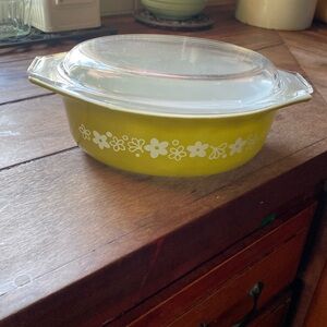 1970’s Pyrex cassarol dish with lid.